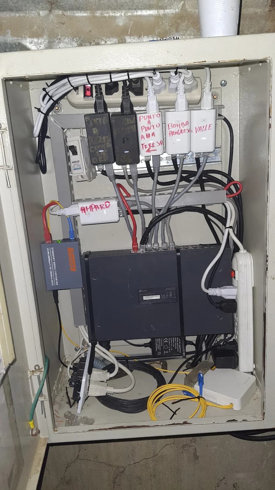 Gabinete de equipos instalado para la red de Conectel