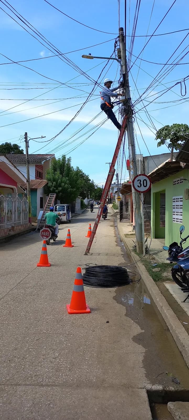 Intervención de cableado en una vía de San Juan Nepomuceno