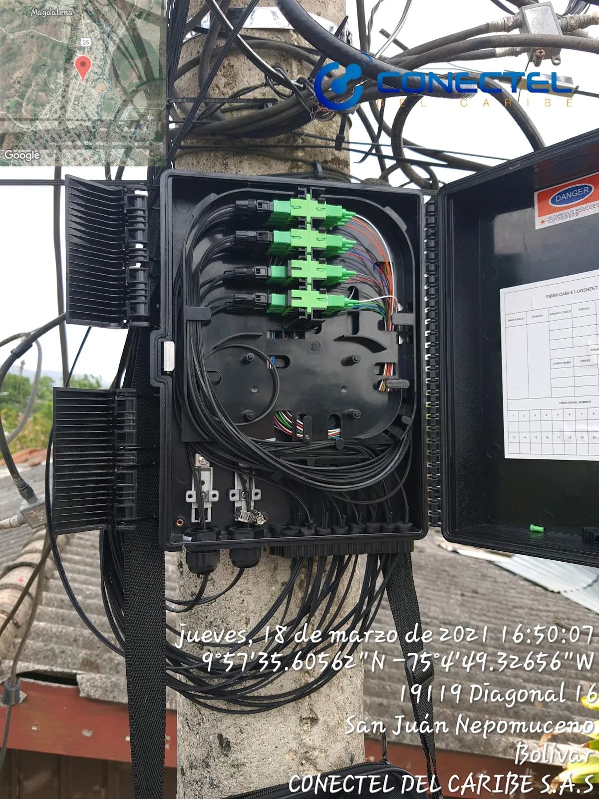 Caja de distribución de fibra instalada en un poste