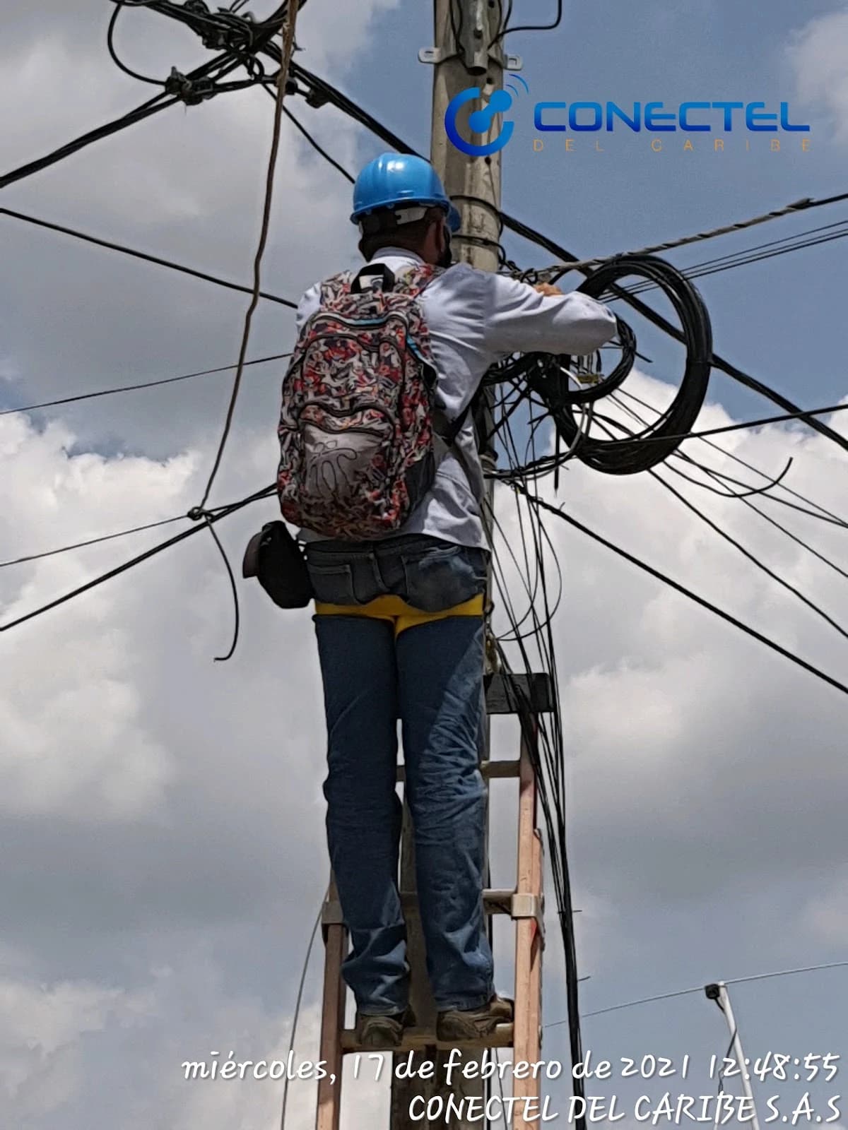 Técnico de Conectel trabajando en la red aérea