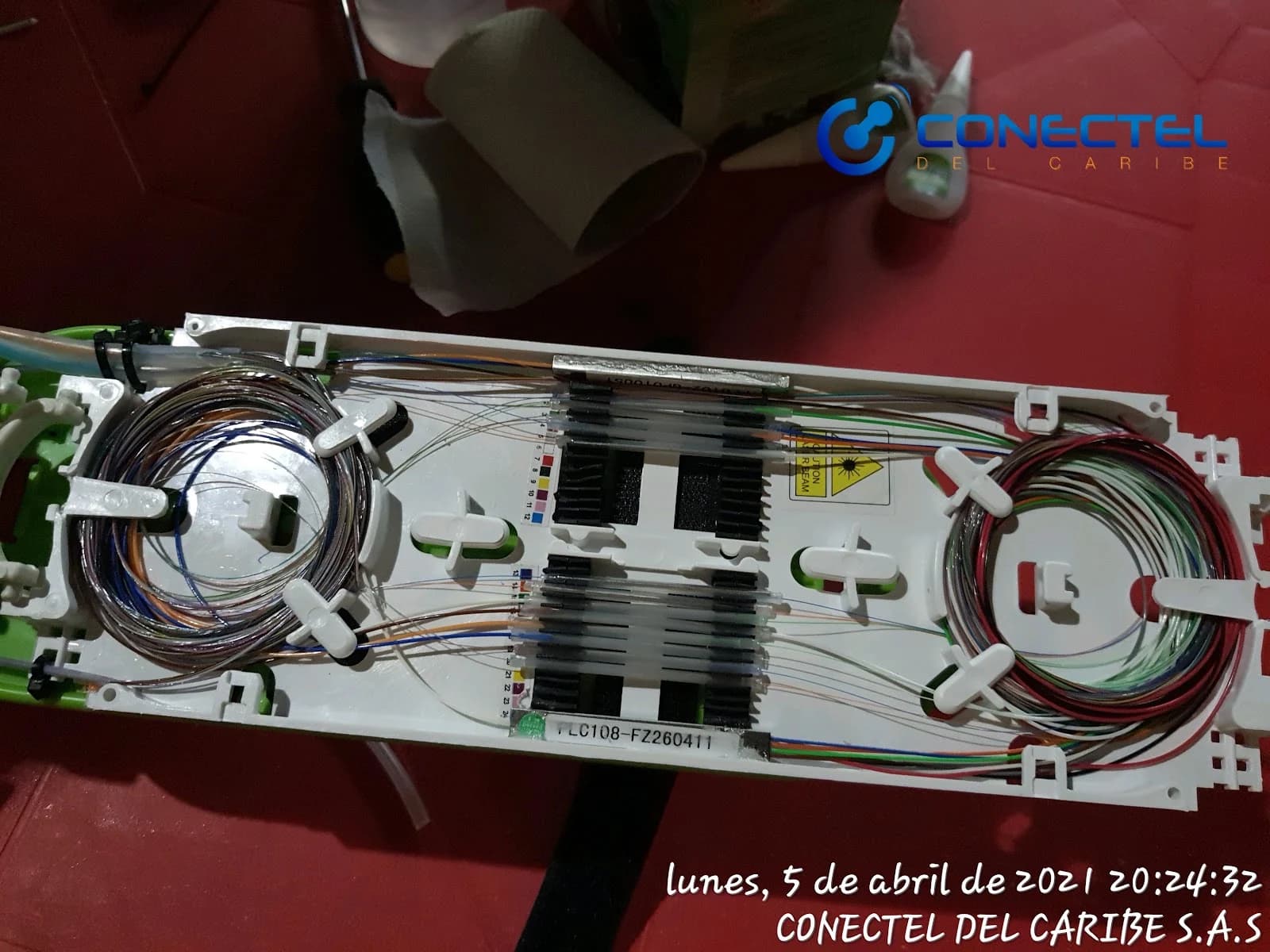 Organización de fibra en una bandeja técnica