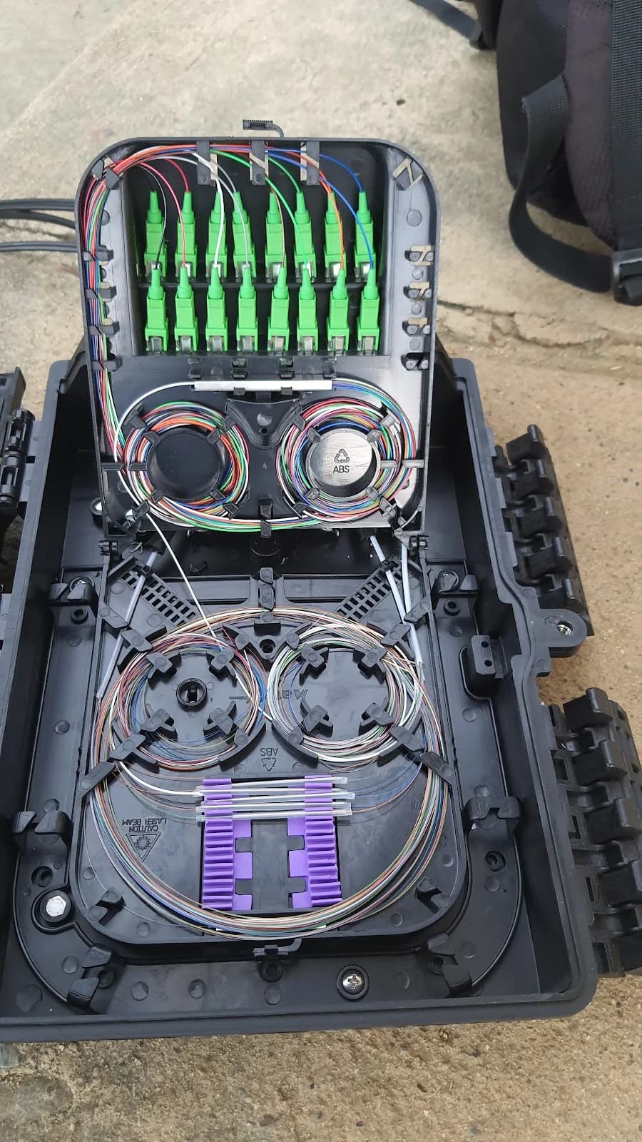 Detalle de conexiones de fibra preparadas para la red