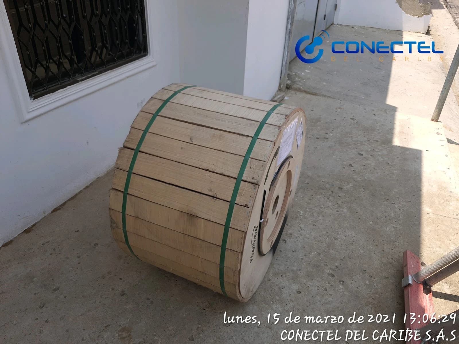 Bandeja de distribución revisada por el equipo técnico