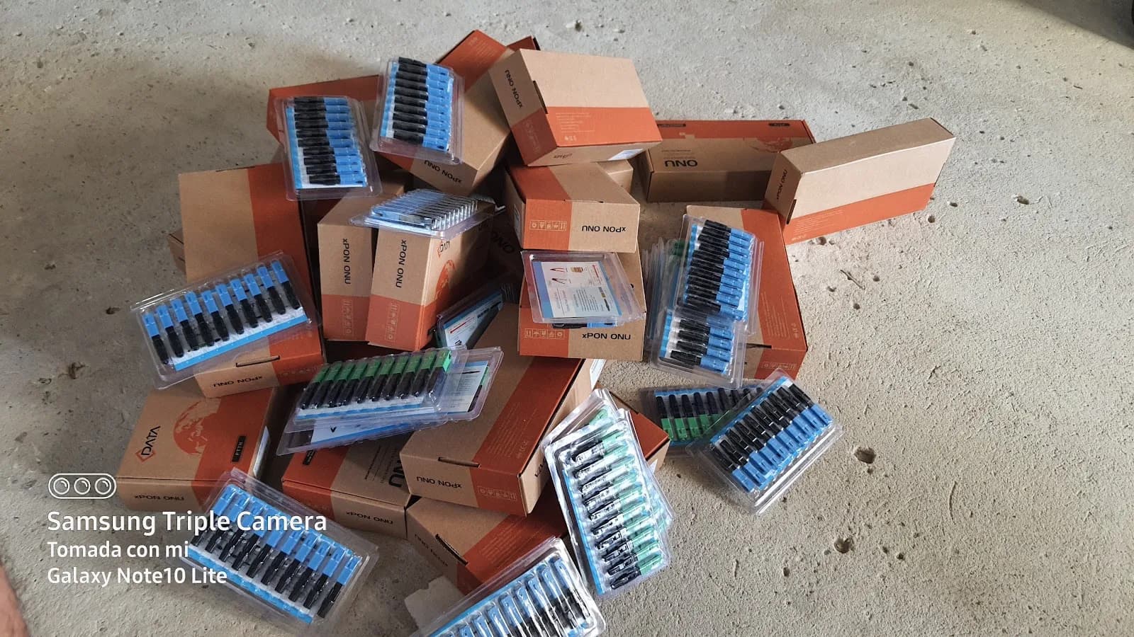 Caja técnica de red con conexiones instaladas