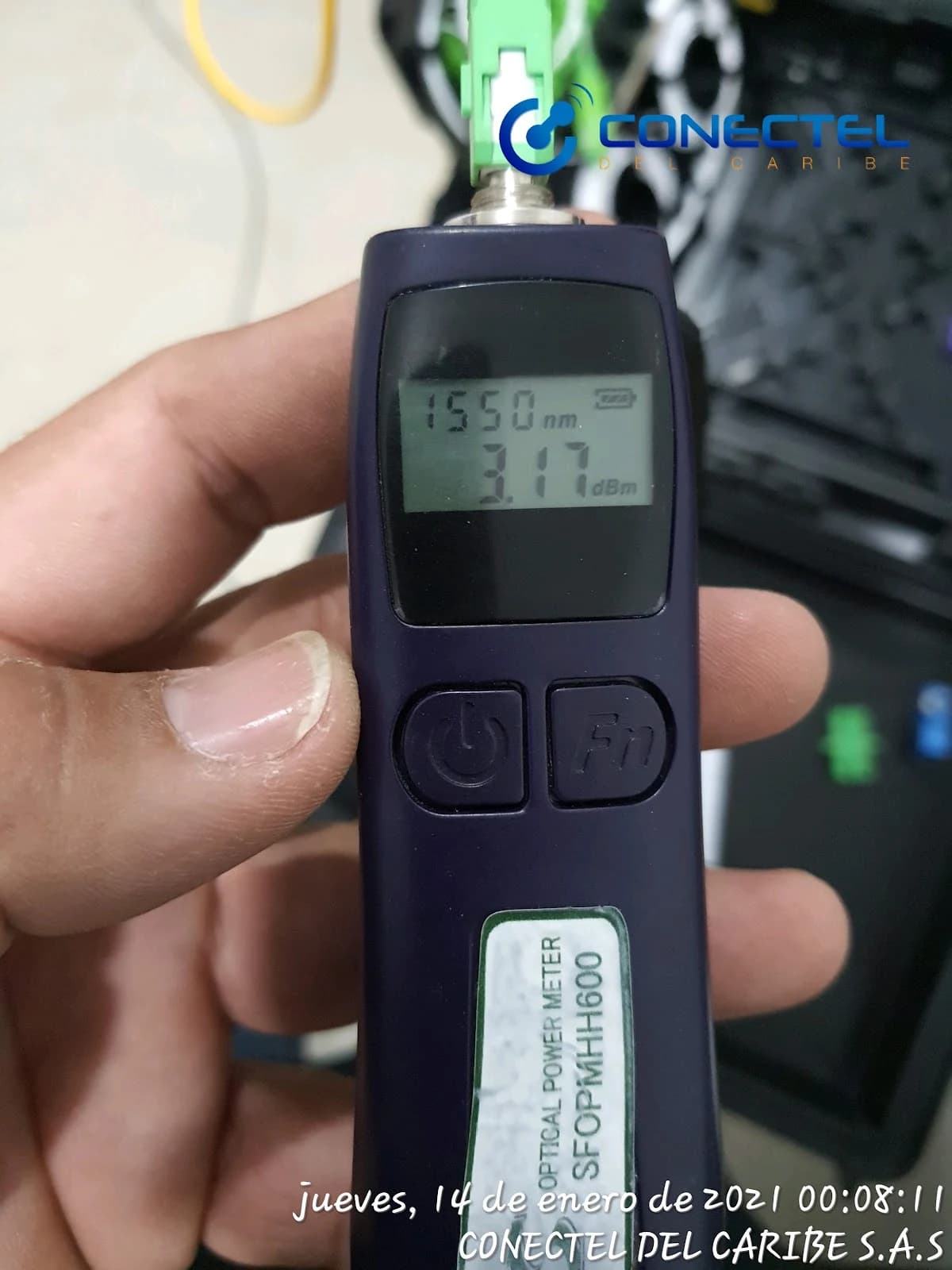 Infraestructura aérea de Conectel durante la noche